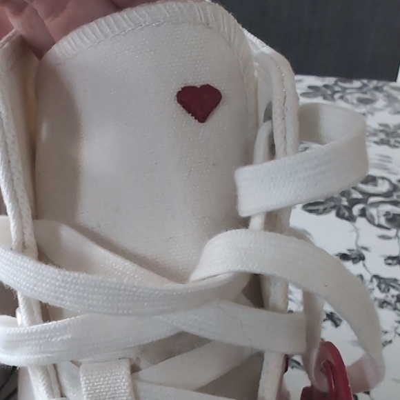 White High-Top Sneakers with Red Roses 🌹 - Picture 7 of 10